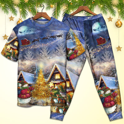 Christmas Santa Claus Reindeer Snowman Family In Love Gift Light Art Style - Pajamas Short Sleeve - Owls Matrix LTD